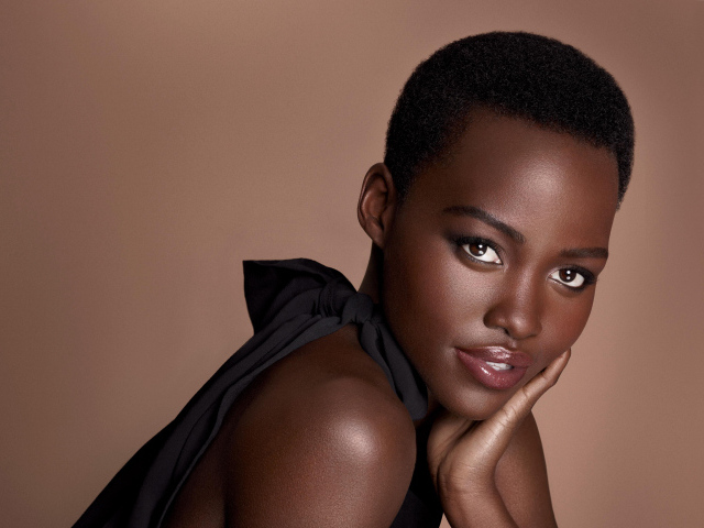 Кенийская актриса Люпита Нионго