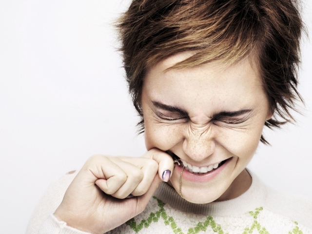 Смеющаяся актриса Эмма Уотсон с короткой стрижкой