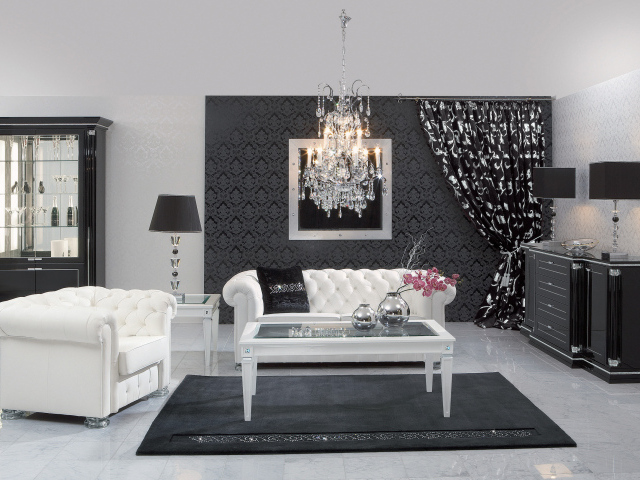 Гостиная в серых тонах с большой хрустальной люстрой 