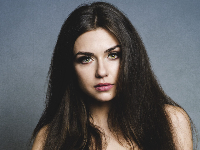 Длинноволосая зеленоглазая брюнетка, актриса Виктория Конфал