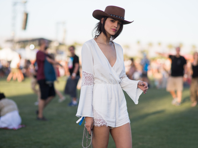 Мексиканская актриса Эйса Гонсалес в ковбойской шляпе 