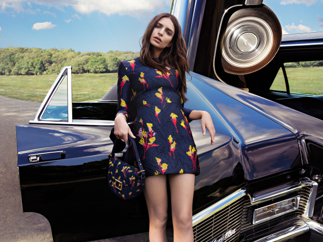 Модель, актриса Эмили Ратаковски у черного автомобиля