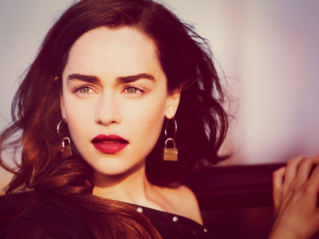 Популярная актриса Эмилия Кларк с сережками в виде замков