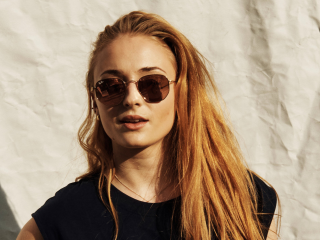 Рыжеволосая актриса Софи Тёрнер в солнечных очках