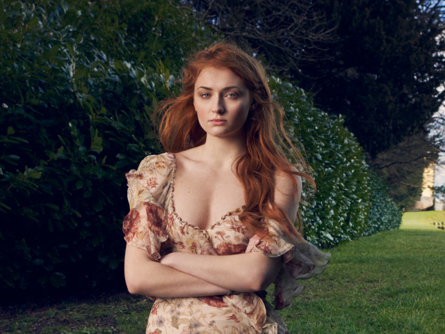 Рыжеволосая актриса Софи Тёрнер в парке