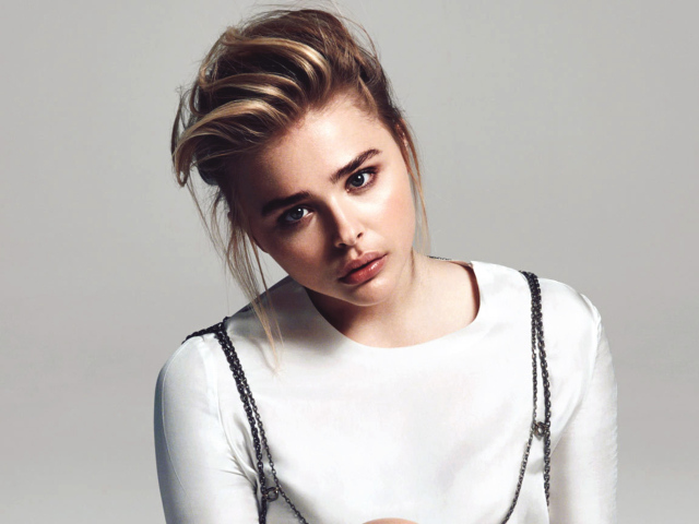 Грустная девушка актриса Хлоя Грейс Морец на сером фоне