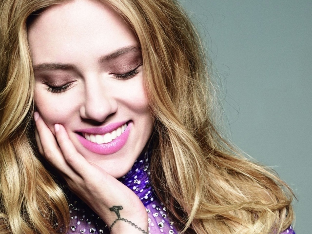 Улыбающаяся актриса Скарлетт Йоханссон