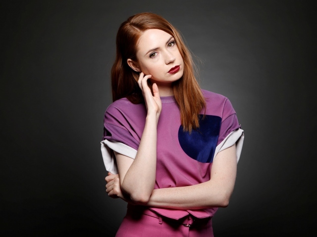 Шотландская актриса Карен Гиллан на сером фоне