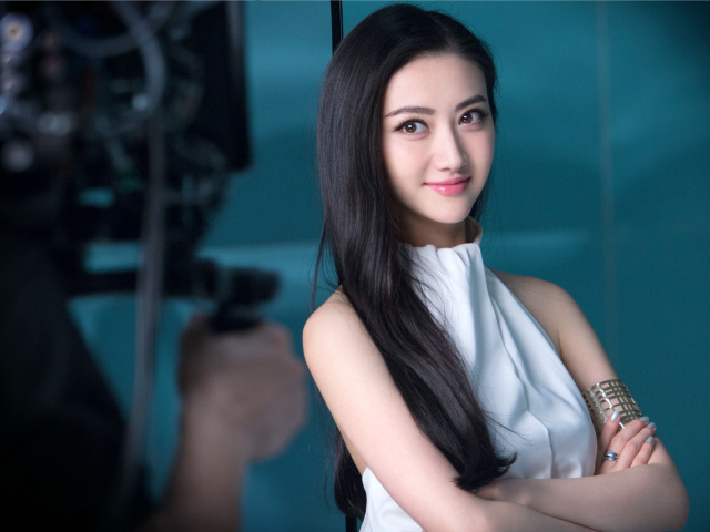 Улыбающаяся актриса Цзин Тянь