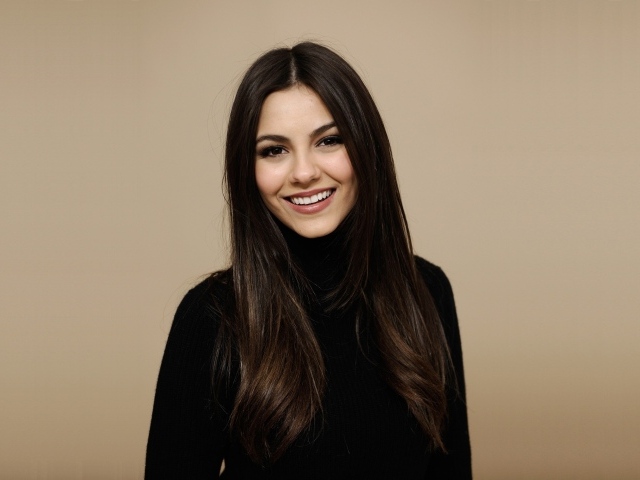 Улыбающаяся красивая актриса Виктория Джастис