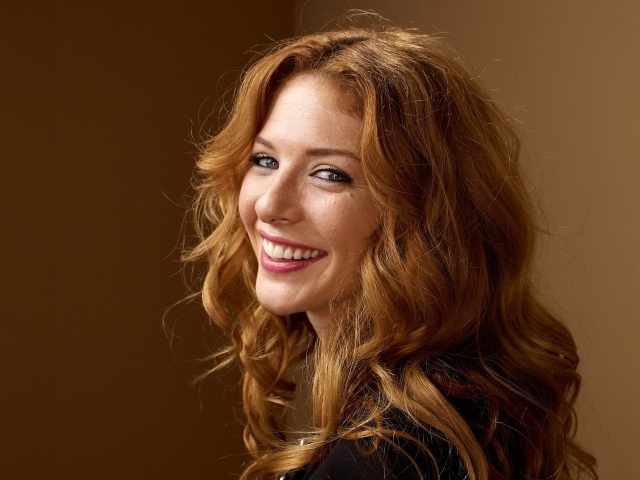 Улыбающаяся рыжеволосая девушка Рейчел Лефевр