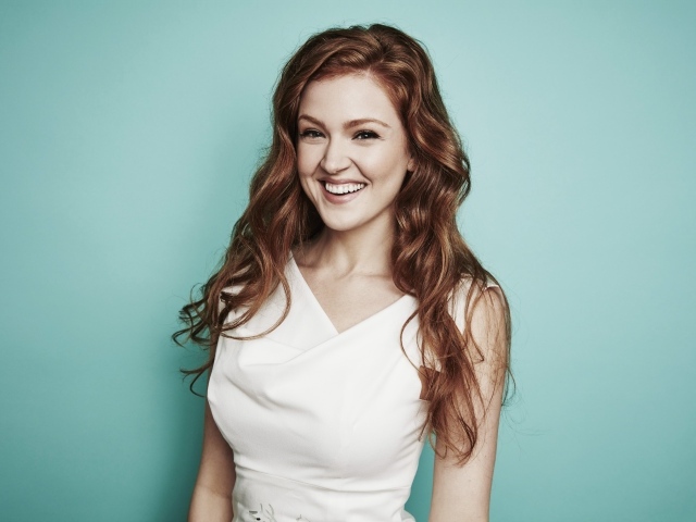 Улыбающаяся молодая актриса Магги Джха