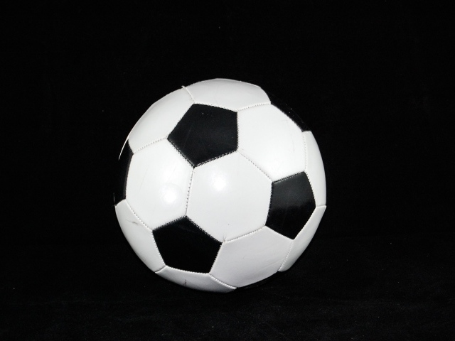 Футбольный мяч на черном фоне