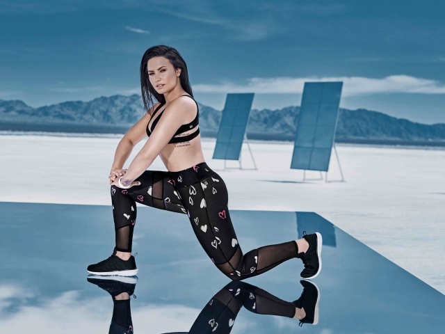 Спортивная брюнетка, популярная актриса и певица Деми Ловато