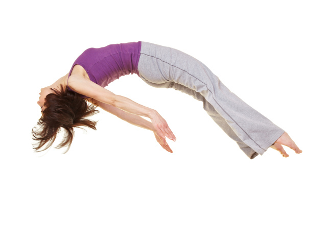 Спортивная девушка в невесомости на белом фоне