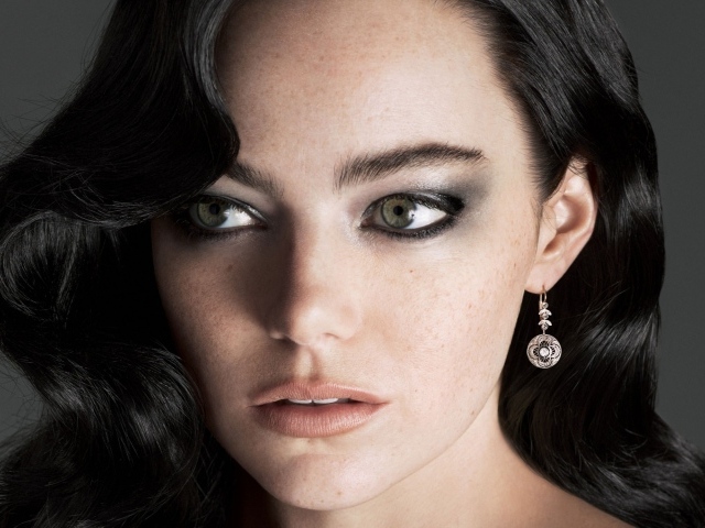 Стильная брюнетка, актриса Эмма Стоун, 2018