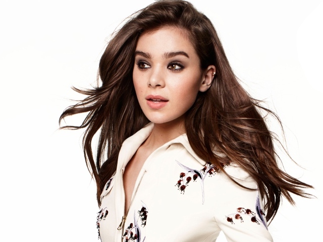 Стильная брюнетка, актриса Хейли Стейнфилд фото на белом фоне