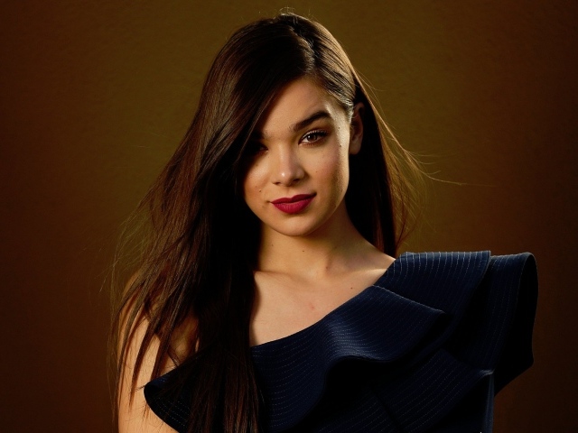 Стильная молодая актриса Хейли Стейнфилд в черном платье