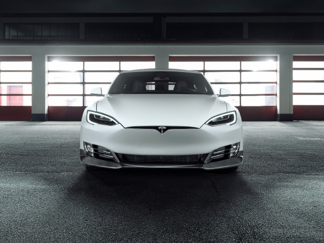 Белый электромобиль Tesla Model S, вид спереди