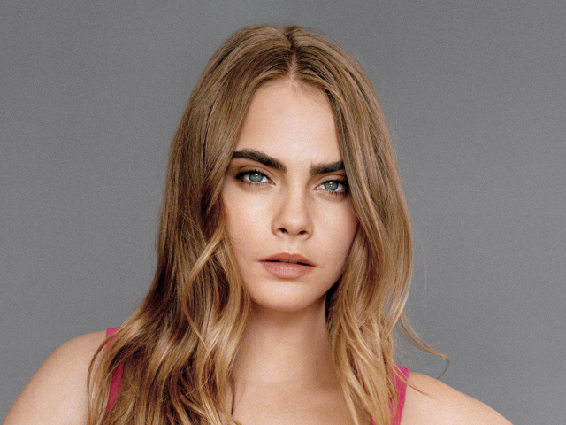 Молодая актриса Кара Делевинь фото на сером фоне