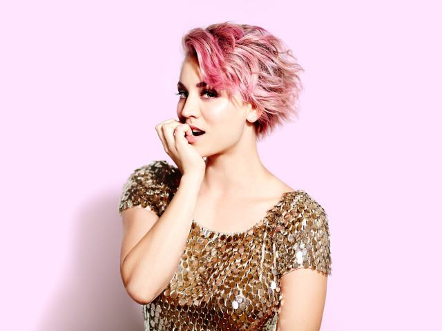 Молодая актриса Кейли Куоко с розовыми волосами