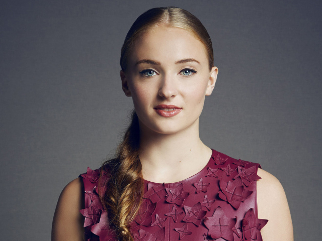 Молодая актриса Софи Тёрнер фото на сером фоне