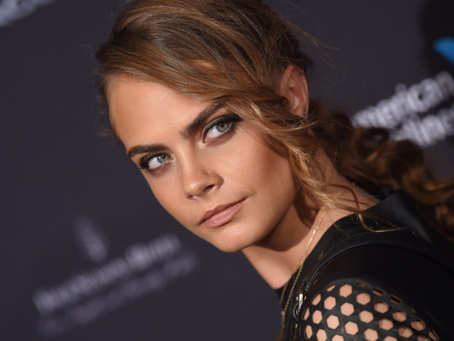 Молодая красивая актриса Кара Делевинь в черном наряде