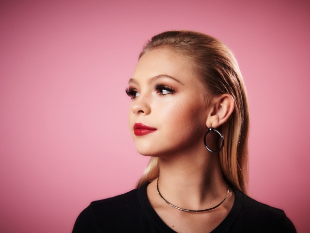 Молодая блондинка актриса Джордин Джонс