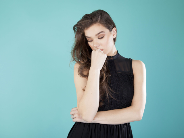 Молодая популярная актриса Хейли Стейнфилд,  фото на голубом фоне