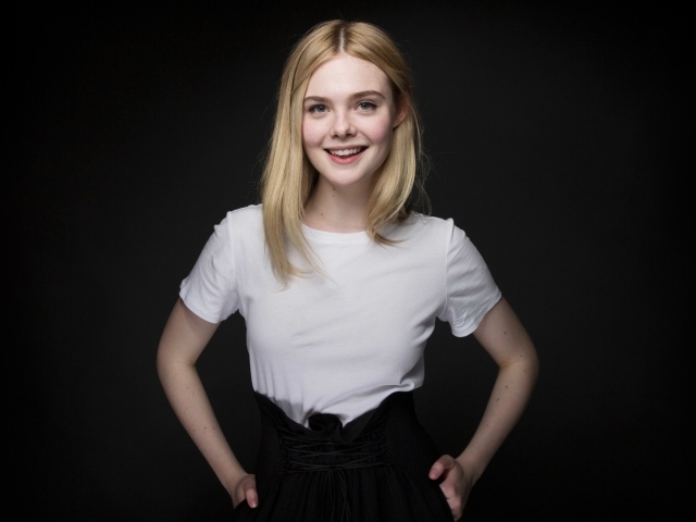 Молодая улыбающаяся девушка, актриса Эль Фэннинг