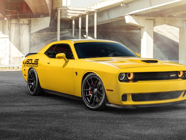 Оранжевый автомобиль Dodge SRT Hellcat