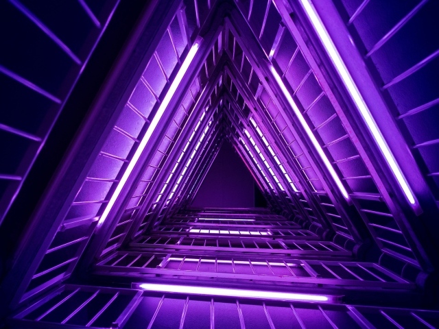 Неоновая подсветка на перилах лестницы