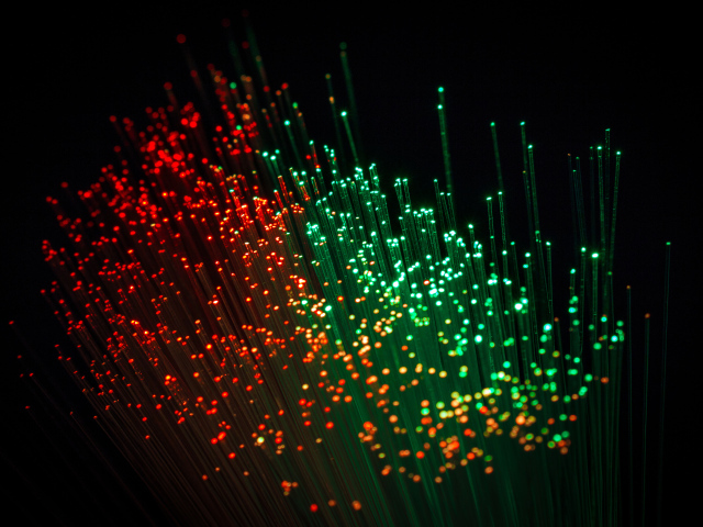 Оптические красные и зеленые линии на сером фоне 