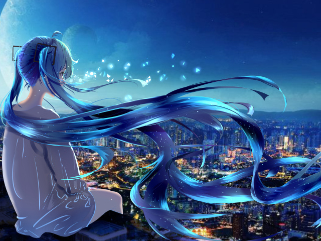 Девушка аниме с длинными голубыми волосами сидит на крыше