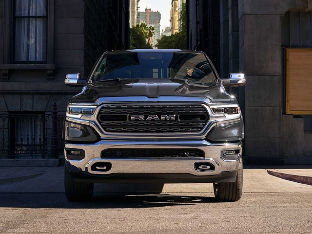 Черный внедорожник Ram 1500, 2019 года