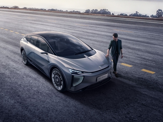 Серебристый автомобиль HiPhi 1 2020 года на дороге