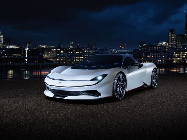 Белый спортивный автомобиль Pininfarina Battista 2019 года