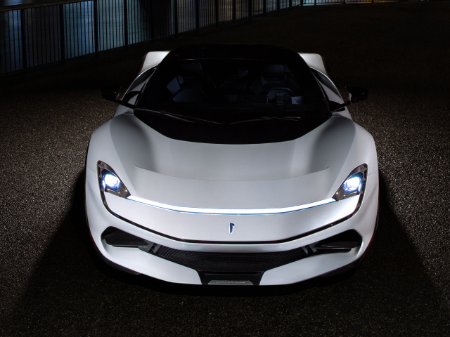 Белый спортивный автомобиль Pininfarina Battista 2019