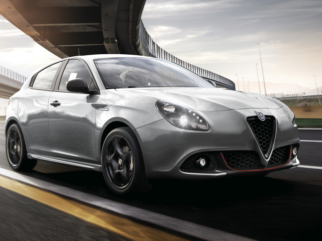 Серебристый автомобиль Alfa Romeo Giulietta Sport 2019 года под мостом