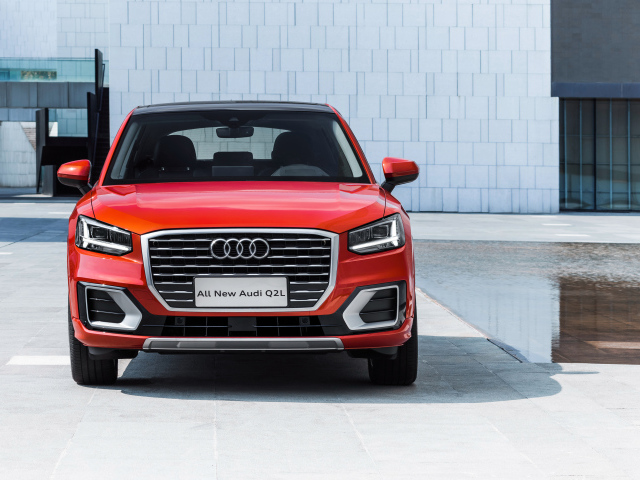 Красный автомобиль Audi Q2 L 35 TFSI Quattro 2018 года вид спереди