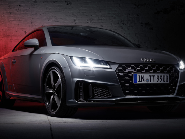 Серебристый автомобиль Audi TT 45 TFSI Quattro S Line, 2019 года у стены