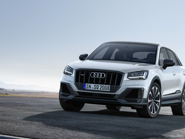 Автомобиль Audi SQ2 2019 года на фоне голубого неба