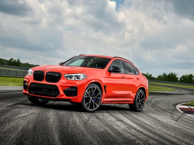 Новый автомобиль BMW X4 M Competition, 2020 года на асфальте