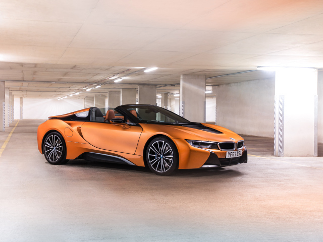 Оранжевый кабриолет BMW i8 на подземной парковке