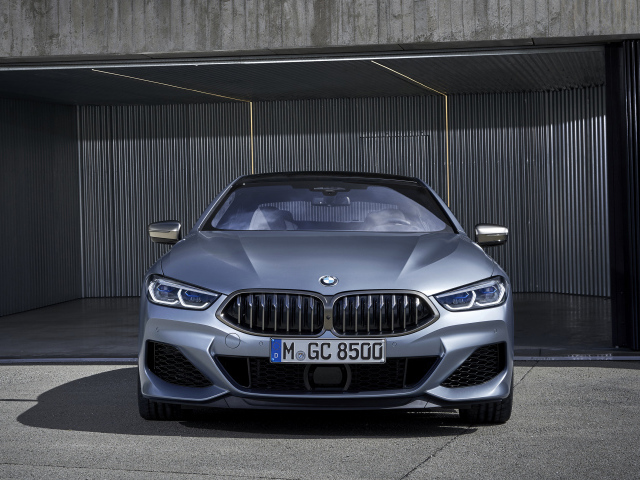 Серебристый автомобиль BMW M850i XDrive, 2019 года в гараже