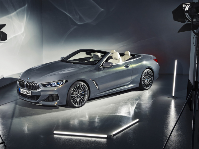 Серебристый кабриолет BMW M850i XDrive Cabrio 2018 в студии