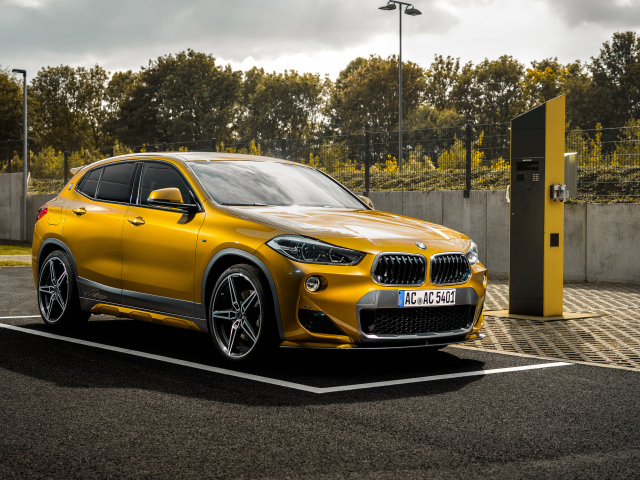 Желтый автомобиль BMW AC Schnitzer ACS2  2018 года на заправке