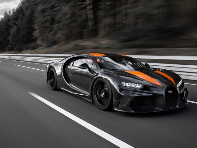 Спортивный автомобиль Bugatti Chiron Prototype 2019 года на трассе