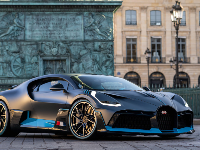 Черный автомобиль Bugatti Divo на улице Парижа