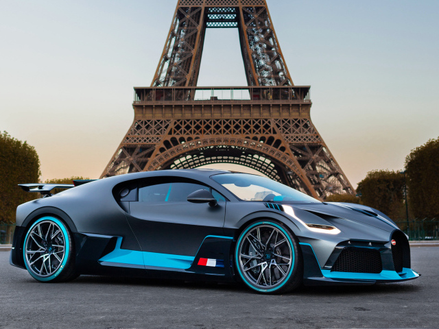 Спортивный автомобиль Bugatti Divo  на фоне Эйфелевой башни